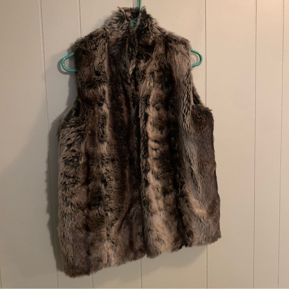 Initial Outfitters • faux fur vest Sz S/M